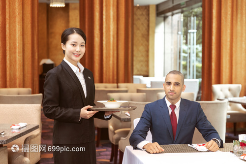 酒店餐饮服务中为外国客人上菜的礼仪与技巧